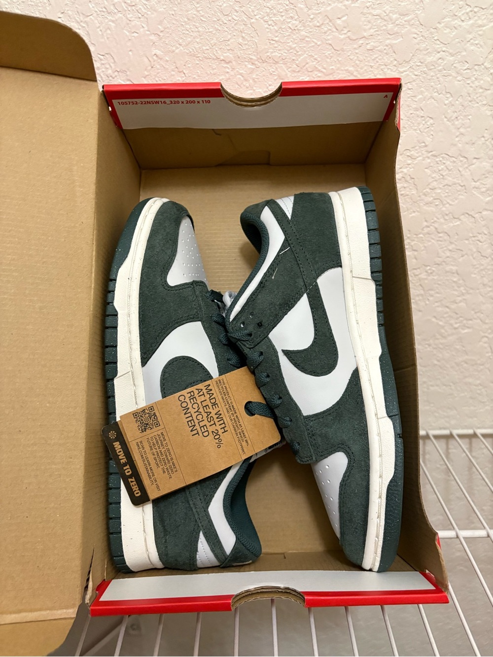 Nike women’s Low-Top Sneaker -photon dust/ vintage green-sail
